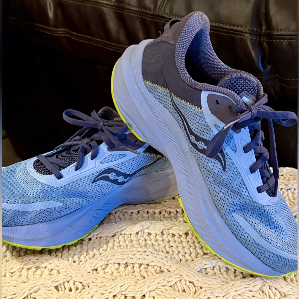 Saucony Women's Axon 3 Sneaker Size 10